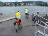 ... et nous a d�pos�s sur l'autre rive: il rentre � Cologne