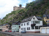 Village de la Loreley, surplomb� par le burg Katz
