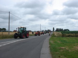 D�fil� de tracteurs dans le plat pays