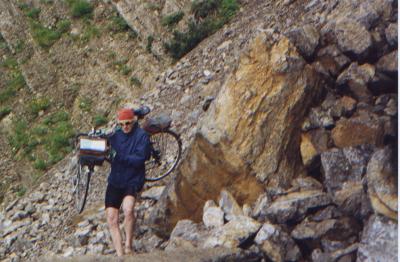 Jean-Pierre passe l'éboulement de roches