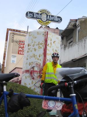 joel devant les nougats abeille