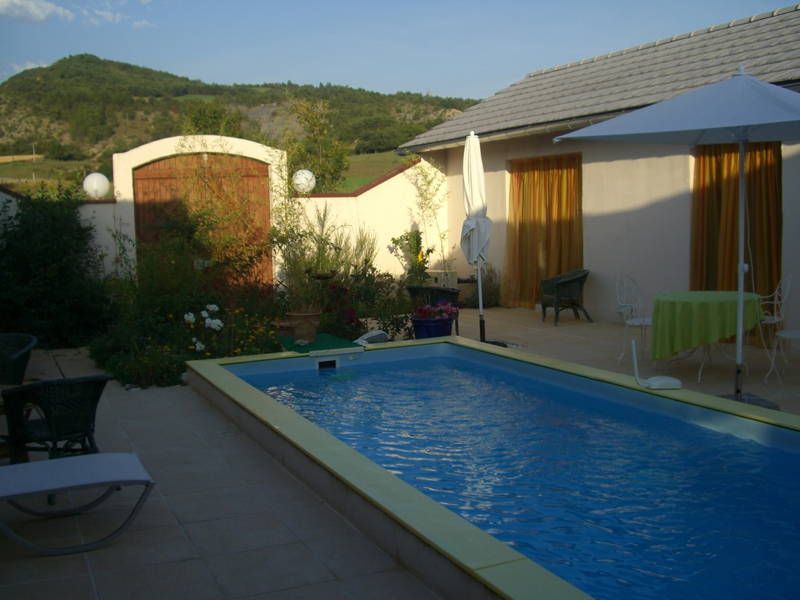 Piscine au milieu d'un patio