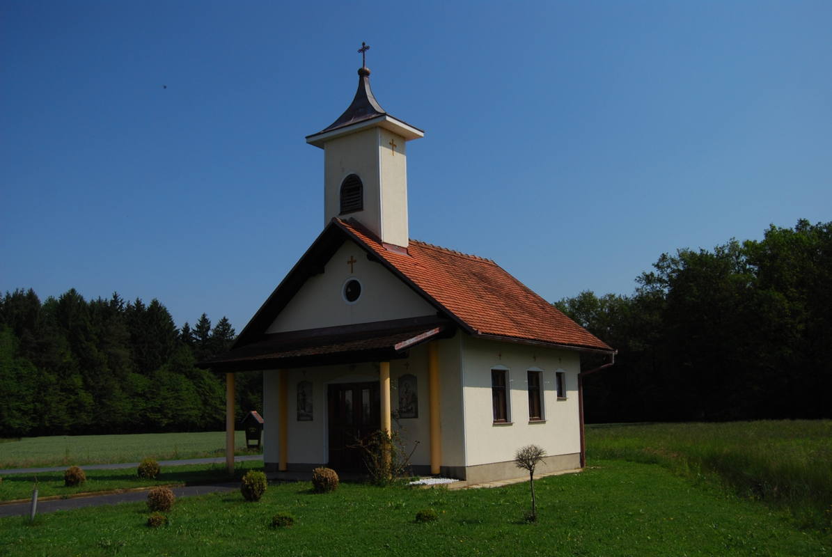 Devant une petite chapelle