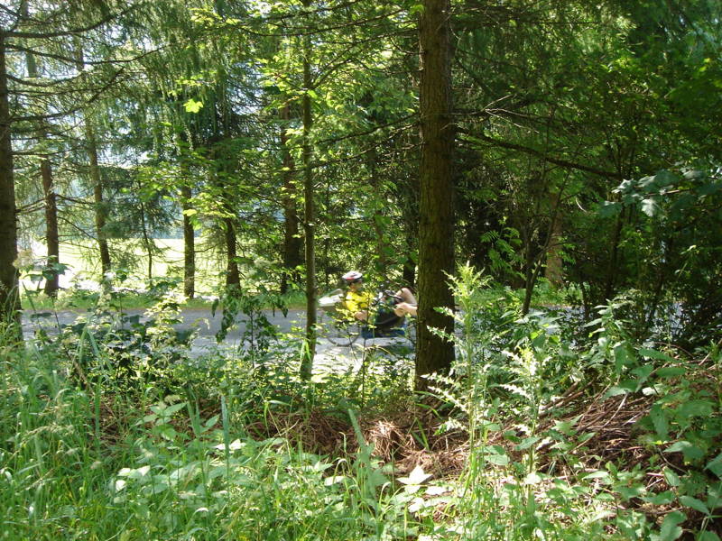 Patrice est bientôt en haut de la petite route attrayante