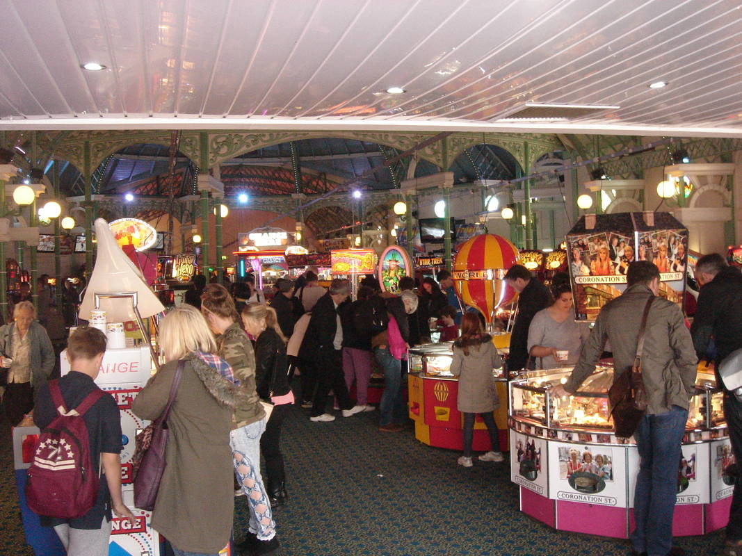 Sur la jetee metallique couverte de machines a sous