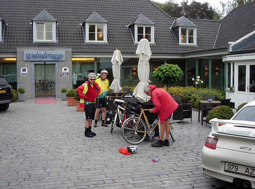 Velos_au_parking_de_l_hotel