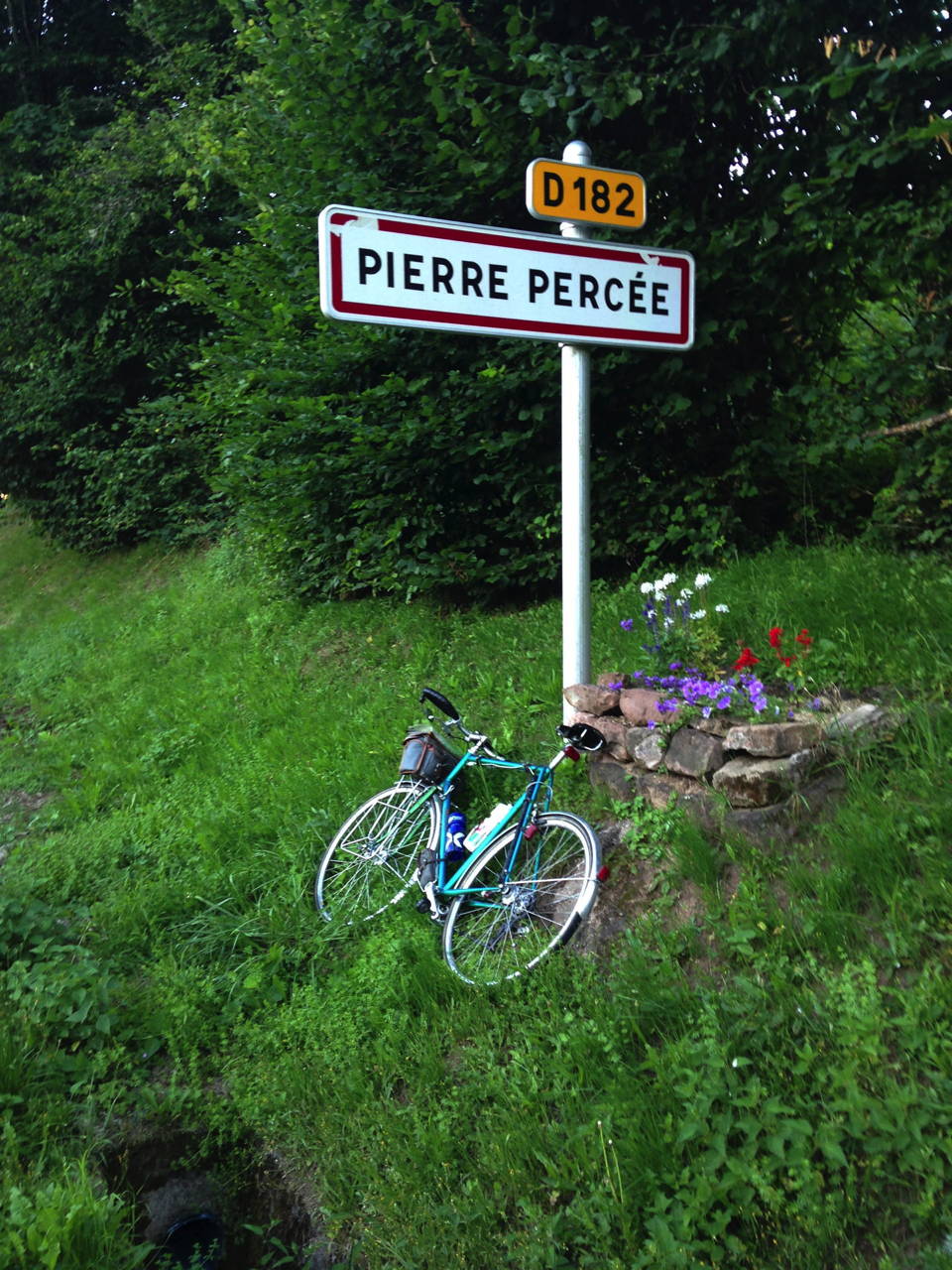 Pierre perc&eacute;e