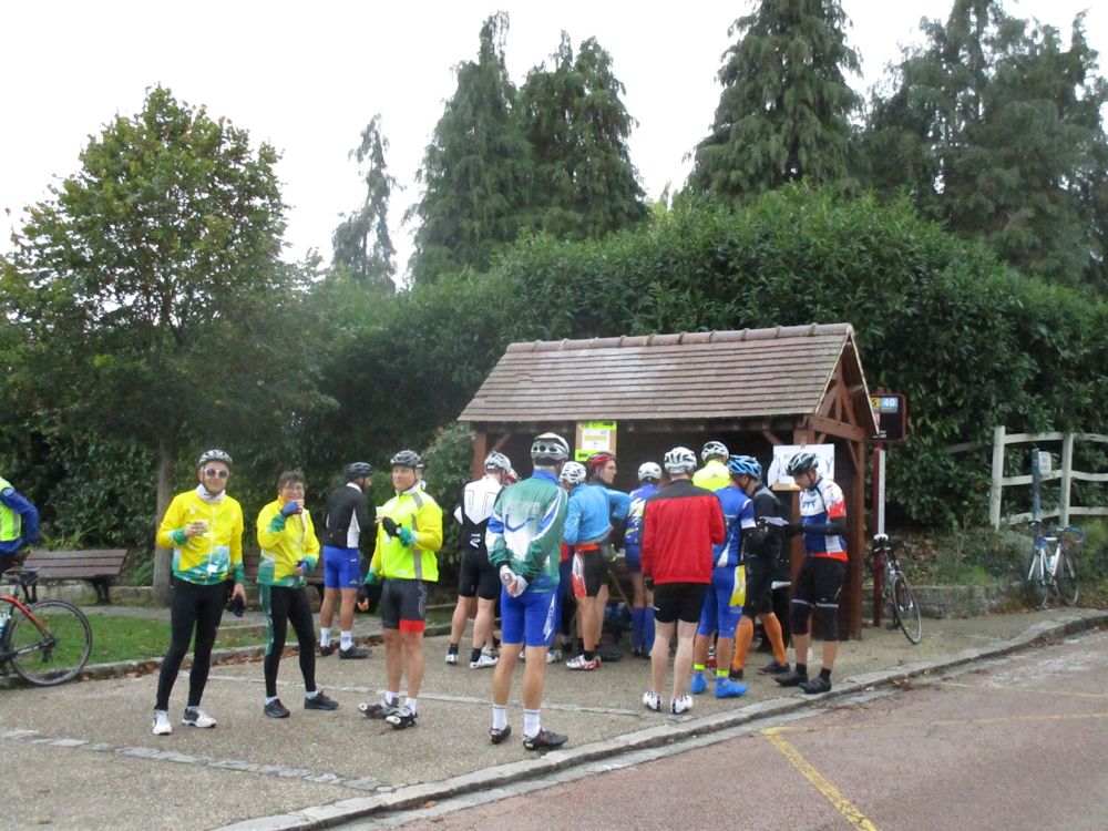 On s’attarde un peu à l’abribus du contrôle, on ne se précipite pas en pensant à la longue côte de Beule