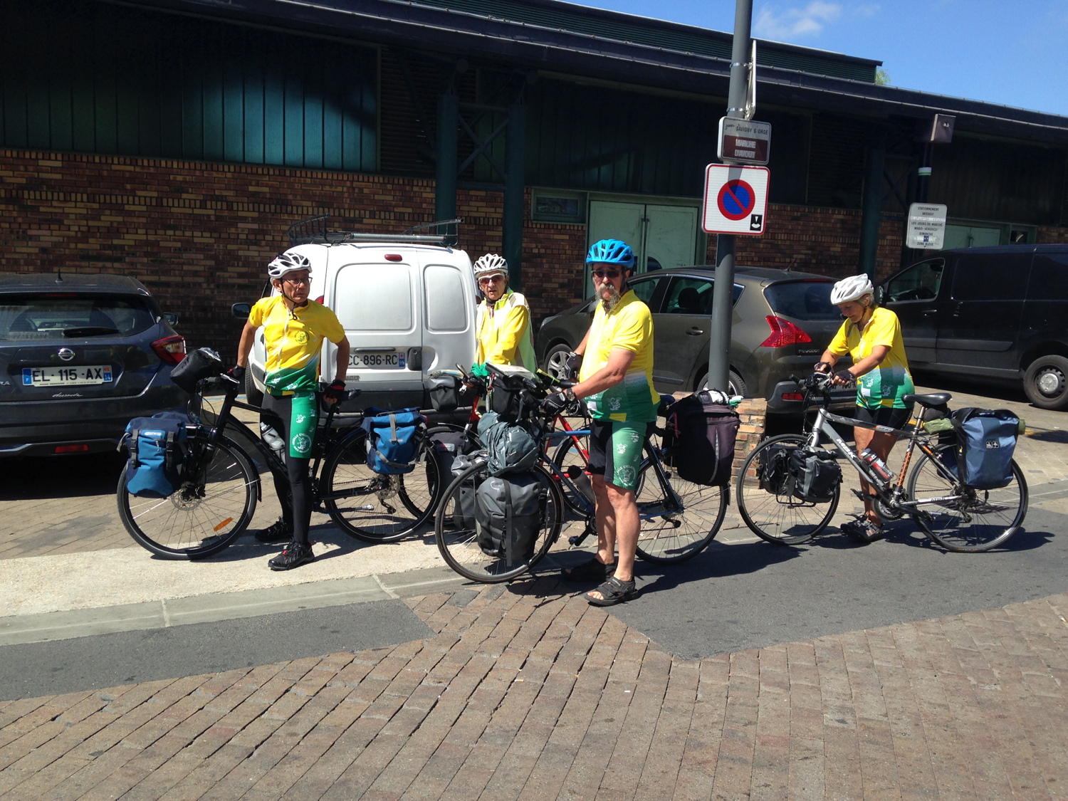 Le groupe
          piaffant, au d&eacute;part (les Piots vont nous rattrapper)