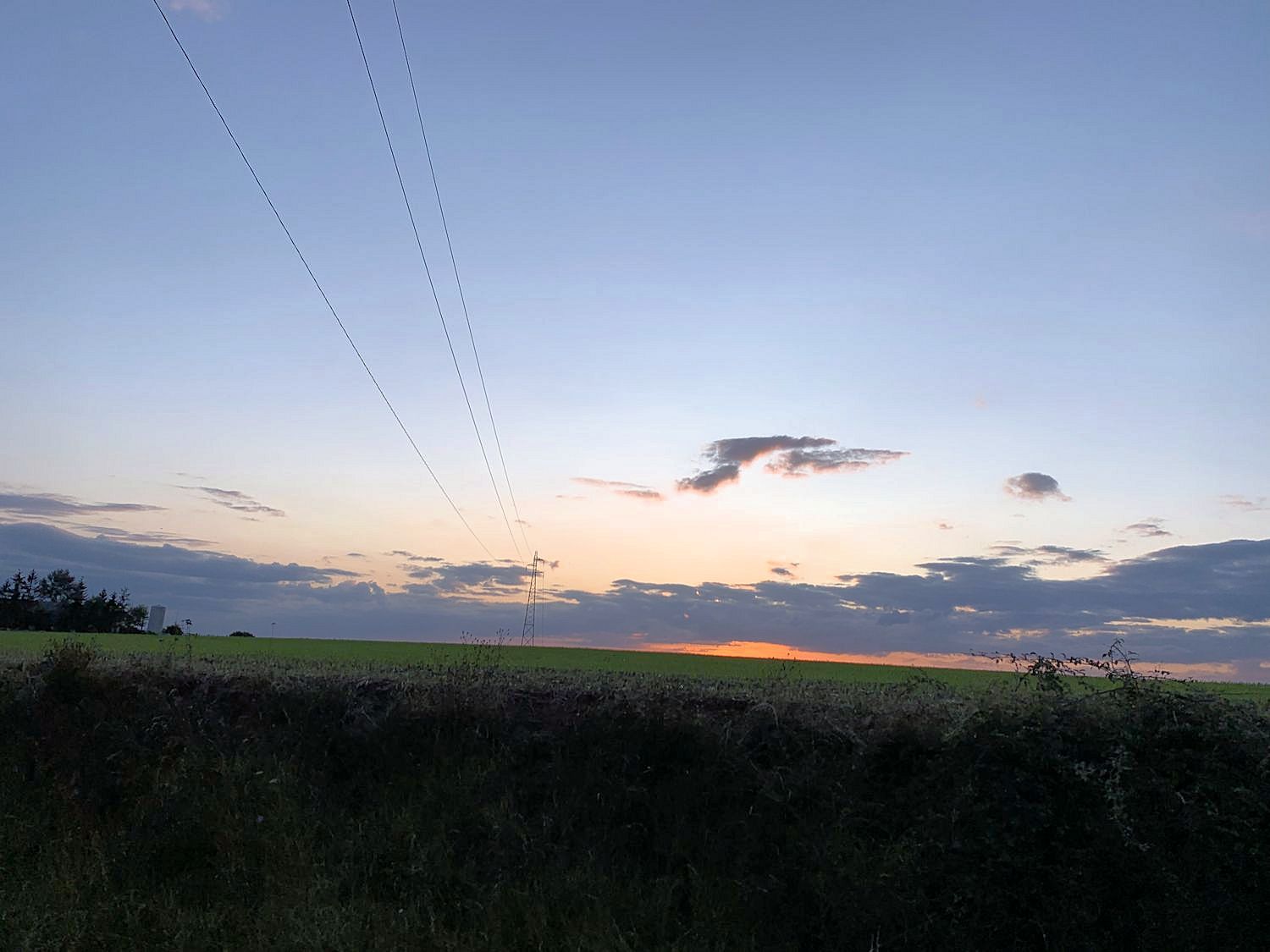 La nuit
            tombe