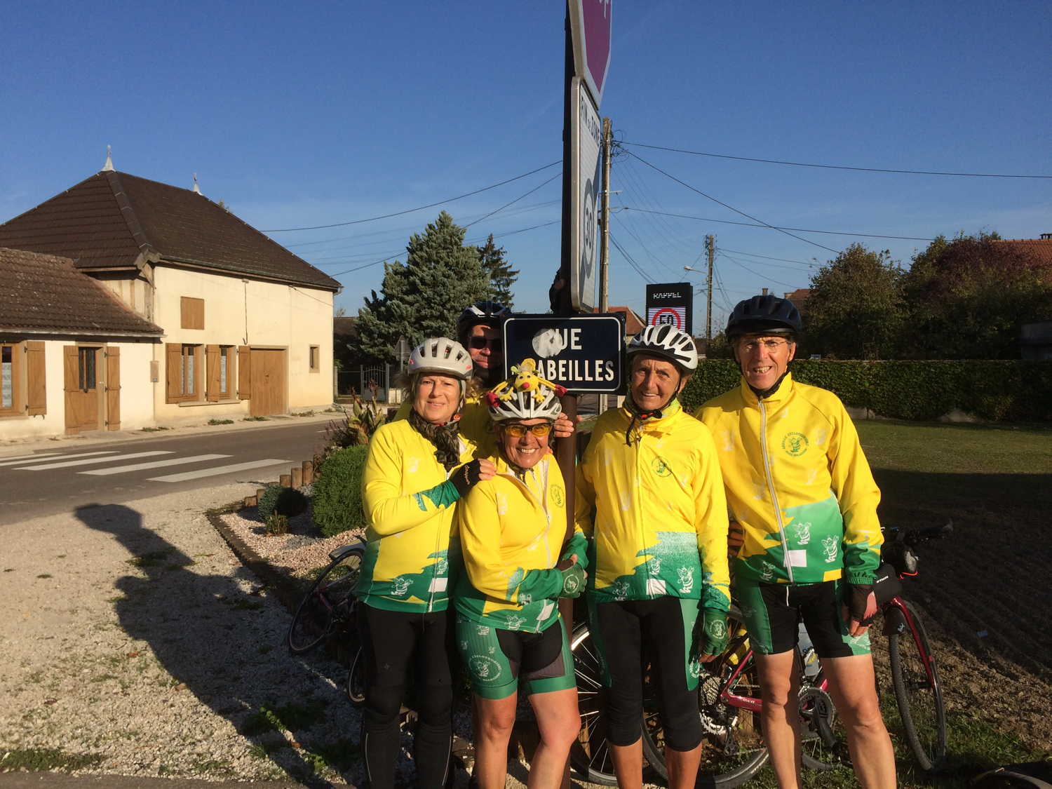 La bien-nomm&eacute;e rue des Abeilles avec de beaux sp&eacute;cimens. Le jeu&nbsp;: cherchez Jean-Yves&nbsp;! 