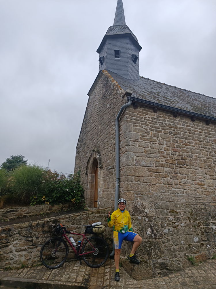Laurent
            devant sa chapelle