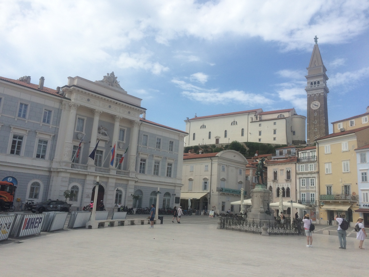 Semaine
              Abeille en Croatie