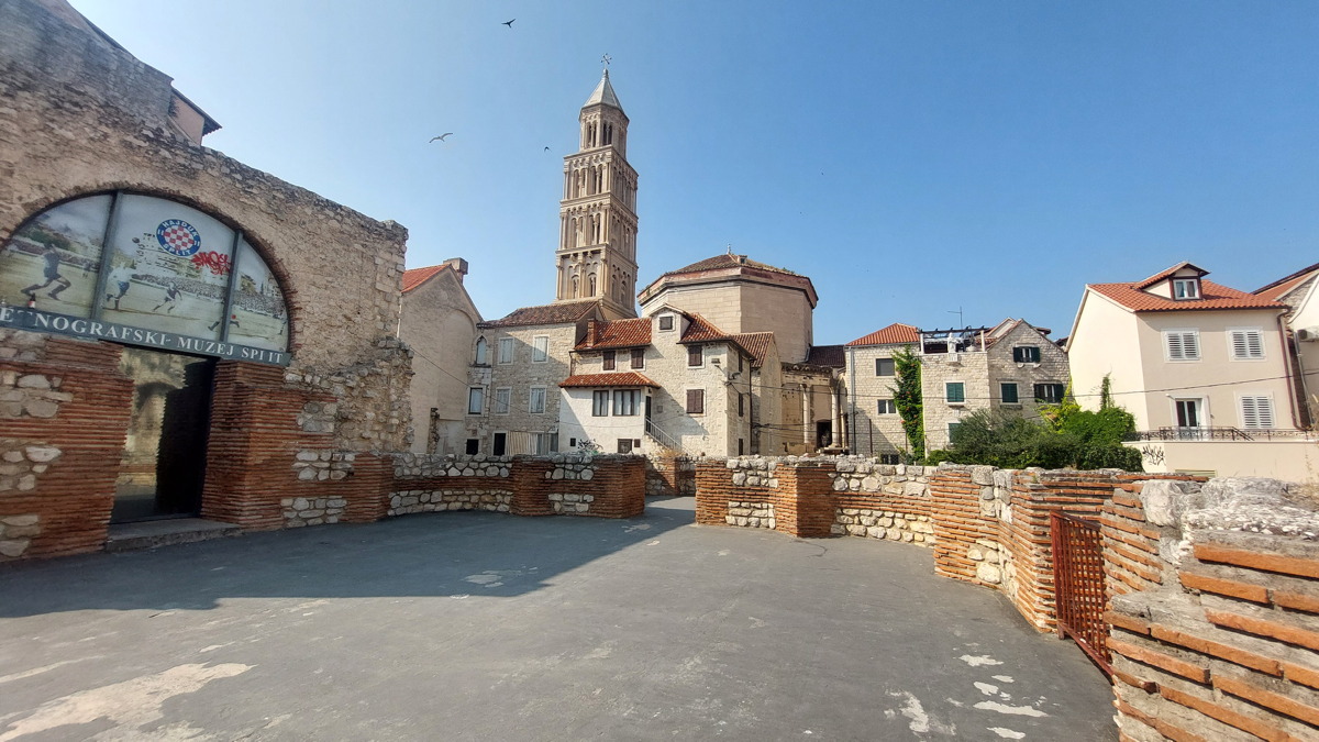 Semaine
              Abeille en Croatie