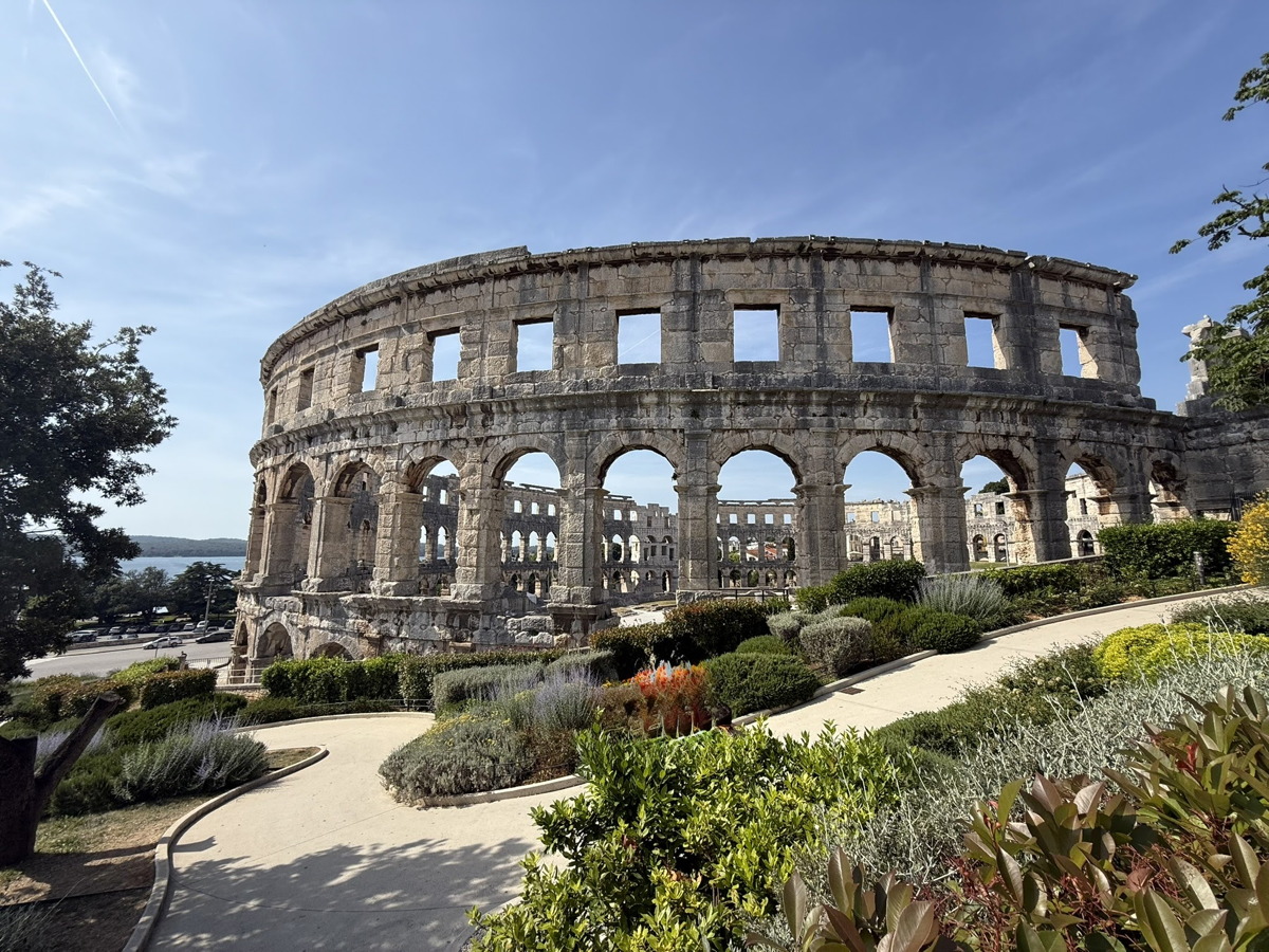 Semaine
              Abeille en Croatie